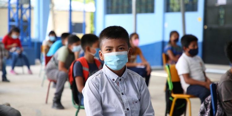 Capacitan maestros para prevenir embarazos en adolescentes