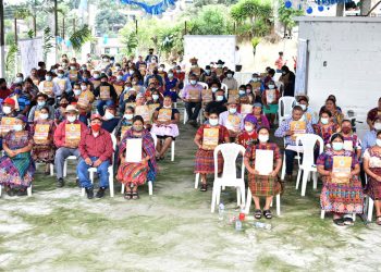 Agricultores beneficiados con escrituras de tierra