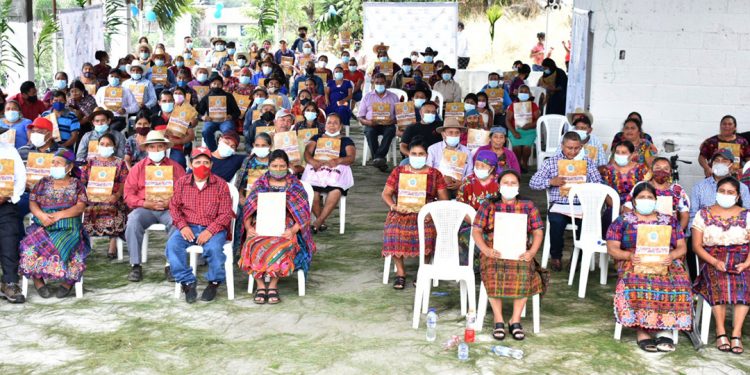 Agricultores beneficiados con escrituras de tierra