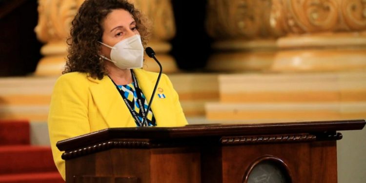 La Viceministra de Integración y Comercio Exterior, Edith de Molina, durante su presentación durante la tradicional conferencia de prensa que Gabinete de Gobierno lleva a cabo cada semana, en el Palacio Nacional de la Cultura.