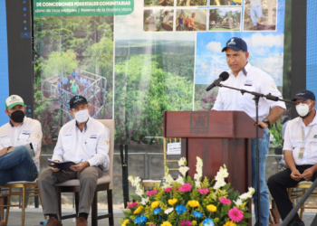 Ministro Rojas Espino participa en la entrega de prórrogas de concesiones forestales de Petén