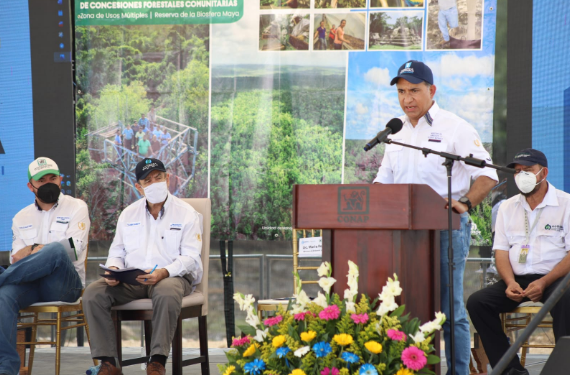 Ministro Rojas Espino participa en la entrega de prórrogas de concesiones forestales de Petén