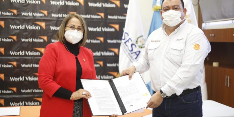 Aliados estratégicos: Sesan y Visión Mundial firman convenio
