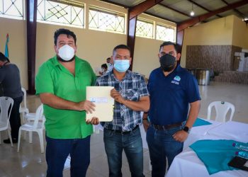 Entregan planes de manejo forestal en Petén