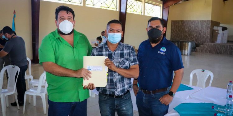 Entregan planes de manejo forestal en Petén