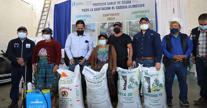 Proyecto de adaptación climática del MARN fortalece prácticas agrícolas y da insumos a familias de Quiché