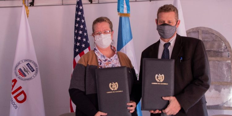 Acto Protocolario de Firma de la Carta de Entendimiento entre la Secretaría Presidencial de la Mujer y el Proyecto de Gobernabilidad Urbana de USAID.