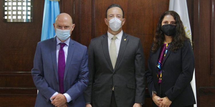 Ministro de Finanzas Públicas sostiene reunión con la nueva Representante del BID en Guatemala