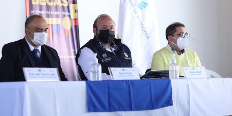 Ministerio de Economía inaugura Feria de Becas de Capacitación y Certificación en Quetzaltenango