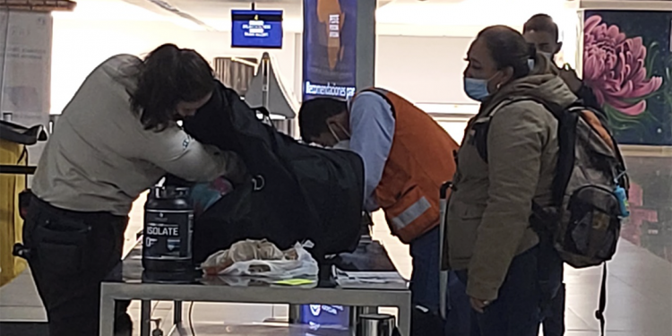 Capacitan a personal del aeropuerto La Aurora para evitar el hongo que afecta al banano y plátano