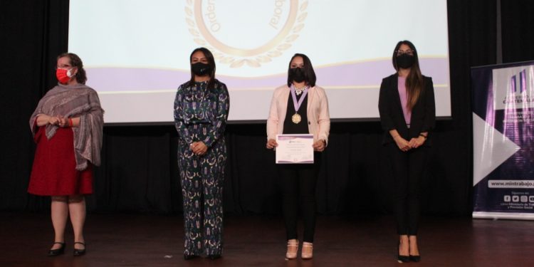 MUJERES GUATEMALTECAS RECIBEN ORDEN DE EXCELENCIA LABORAL