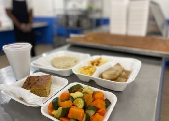 Sirven alimentos a migrantes retornados