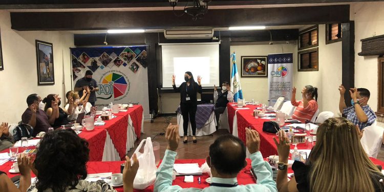 Capacitan personal de Mides sobre información inclusiva