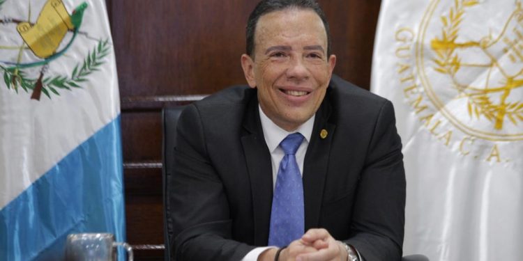 Ministro de Finanzas Públicas sostiene reunión bilateral con Presidente del BID