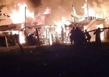 Ejército de Guatemala evacuó a familias afectadas por incendio forestal en Morales, Izabal