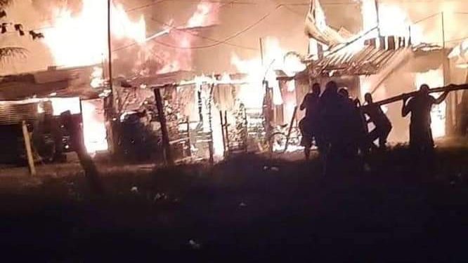 Ejército de Guatemala evacuó a familias afectadas por incendio forestal en Morales, Izabal