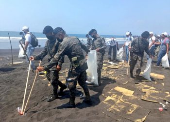 Ejército de Guatemala apoya limpieza de playa pública del Puerto de San José