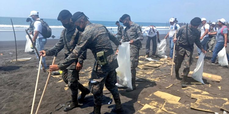 Ejército de Guatemala apoya limpieza de playa pública del Puerto de San José