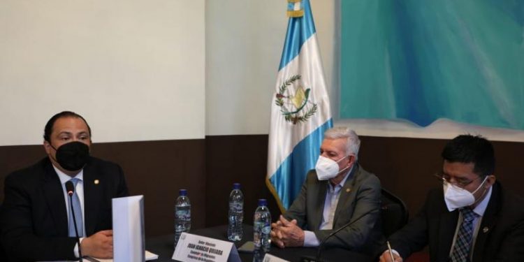 Canciller Mario Búcaro se reunió con la Comisión del Migrante del Congreso para abordar acciones en favor de connacionales en el exterior