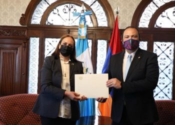 Embajadora de Armenia presenta Copias de Estilo al canciller de Guatemala