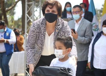 Embajada de Turquía en Guatemala dona kits escolares a niños de San Juan Sacatepéquez