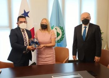 Embajada de Guatemala entrega copias de la Constitución Política de la República a biblioteca del PARLATINO