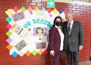 John Maxwell y la Ministra Claudia Ruíz visitaron la Escuela Oficial Urbana para Niñas No. 76 República del Líbano