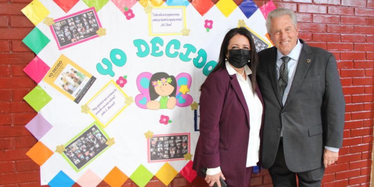 John Maxwell y la Ministra Claudia Ruíz visitaron la Escuela Oficial Urbana para Niñas No. 76 República del Líbano