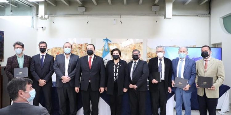 Presentan en el Minex el libro fotográfico “200 Legado”, que retrata la historia de la ciudad de Guatemala