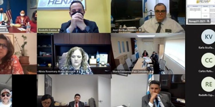 Guatemala, 21 de marzo de 2022. La Academia Diplomática del Ministerio de Relaciones Exteriores (Minex), que funciona desde el año 2003, se llama ahora Academia Diplomática Jorge García Granados, según anunciaron este lunes las autoridades de la Cancillería en un acto especial frente a miembros del Cuerpo Diplomático acreditado en nuestro país y otros invitados. El ministro de Relaciones Exteriores, embajador Mario Búcaro, dijo que esta casa del conocimiento debe su nombre, como homenaje póstumo, al insigne diplomático guatemalteco Jorge García Granados (1900 – 1961), quien contribuyó a unir y hermanar a la República de Guatemala con el Estado de Israel, recordando que, con él, nuestro país dio el segundo voto para que fuera conformada esa nación. Una Cancillería moderna y transparente debe contar con una academia capaz de seleccionar y capacitar a los servidores públicos que se integrarán a la Casa de la Diplomacia Guatemalteca, agregó. Asimismo, informó que, por instrucciones del presidente Alejandro Giammattei, se restructurará la Academia, dotándola de los recursos necesarios para contar con una nueva Política Exterior del Estado “que pueda mostrar un ejemplo a las naciones del mundo de que los diplomáticos guatemaltecos no solo vamos a seguir el ejemplo del embajador García Granados, sino que haremos historia en estos tiempos de guerra que han sido complejos, para llevar un mensaje de paz”. En el acto estuvo presente también el director de la Academia Diplomática, embajador Herbert Estuardo Meneses, funcionarios del Minex y descendientes de García Granados. ACADEMIA DIPLOMÁTICACANCILLERÍACANCILLERMARIO BÚCARODIPLOMACIA