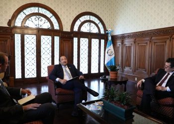 Canciller Mario Búcaro conversa sobre oportunidades de inversión en Guatemala con directivos de revista LatAm Investor