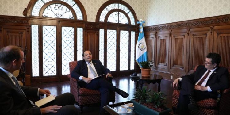 Canciller Mario Búcaro conversa sobre oportunidades de inversión en Guatemala con directivos de revista LatAm Investor