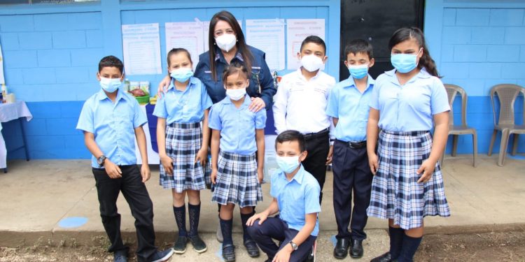 Ministerio de Educación y la Contraloría General de Cuentas impulsan Manual de Orientación de Desarrollo Curricular Sembrando Semillas de Transparencia