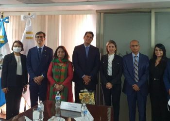 Ministro de Economía recibe al Embajador de la India en visita de cortesía