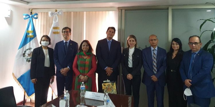 Ministro de Economía recibe al Embajador de la India en visita de cortesía