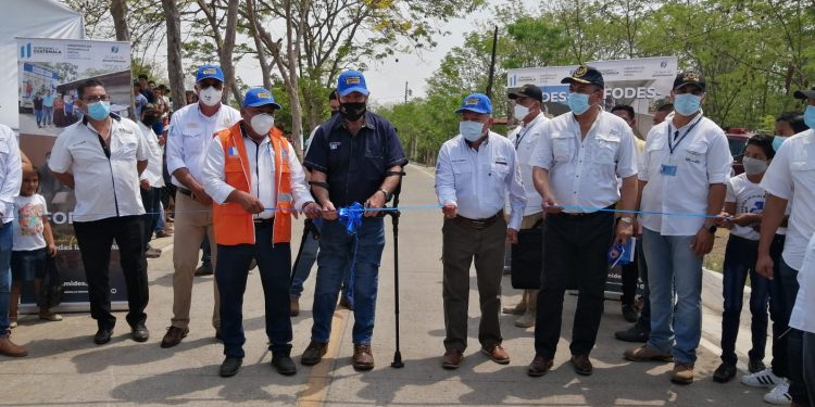 Inauguran camino rural en Champerico