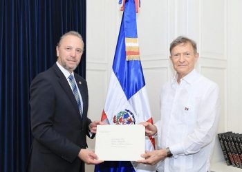 Embajador de Guatemala ante la República Dominicana entrega Copias de Estilo
