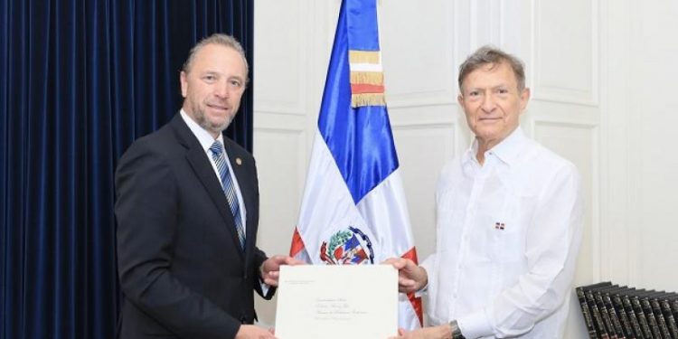 Embajador de Guatemala ante la República Dominicana entrega Copias de Estilo