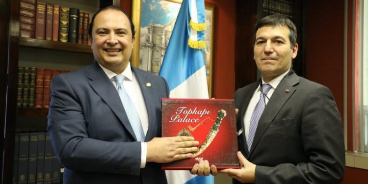 Canciller de Guatemala y embajador de Turquía abordan asuntos económicos, culturales y de cooperación