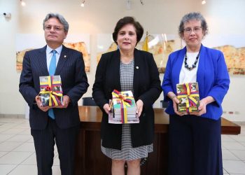 Ecuador dona colección literaria a Biblioteca Nacional de Guatemala