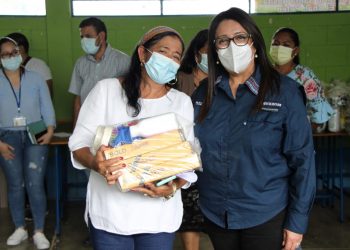 Ministerio de Educación acompaña entrega de Programas de Apoyo en El Chal, Petén