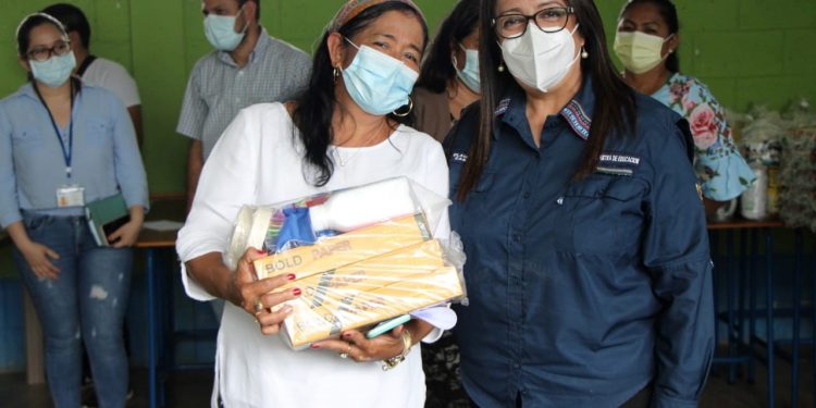 Ministerio de Educación acompaña entrega de Programas de Apoyo en El Chal, Petén