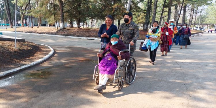 Quinta Brigada de Infantería apoyó jornada médica oftalmológica en Huehuetenango.