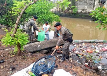 Ejército de Guatemala en apoyo interinstitucional realiza limpieza de biobarda