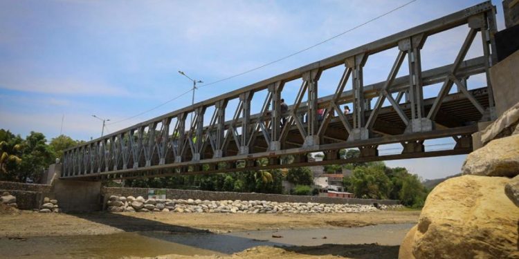 Presidente Dr. Alejandro Giammattei asiste a reposición de puente Bailey en Gualán, Zacapa