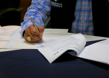 Firman adenda de convenio para comprar alimento complementario fortificado