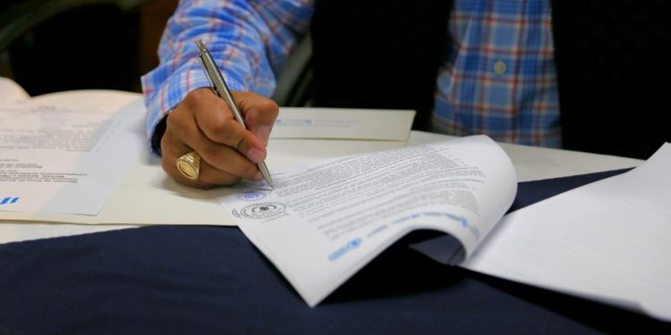 Firman adenda de convenio para comprar alimento complementario fortificado