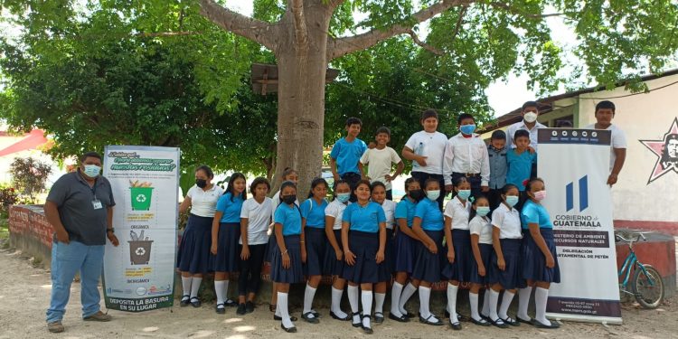 Estudiantes y docentes de El Chal, Santa Ana y Sayaxché capacitados sobre cambio climático y el Reglamento 164-2021