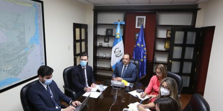 Canciller Mario Búcaro aborda temas de interés mutuo con eurodiputados