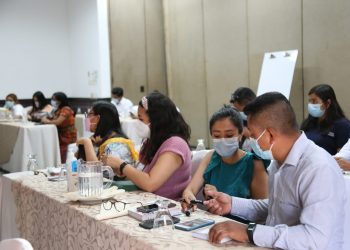 Capacitan sobre uso de kit comunicacional de Crecer Sano